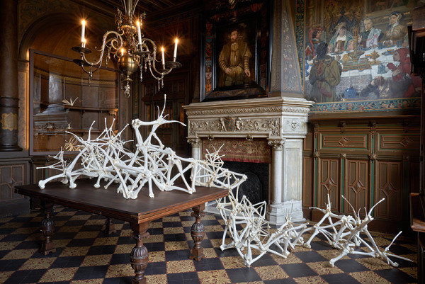 Anetta Mona Chisa & Lucia Tkacova - F --> F+F-F-FF+F+F-F (pohľad na inštaláciu v Kasteel van Gaasbeek) 