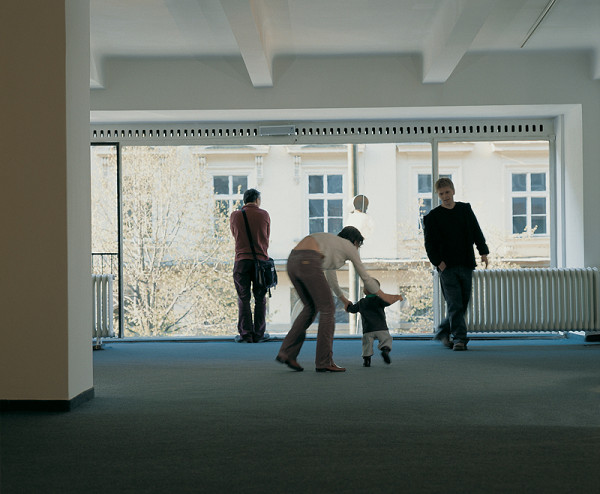 Roman Ondak - Teaching to Walk 